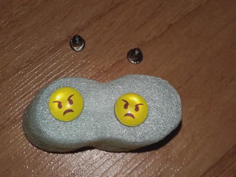 Náušnice emotikon naštvaný,