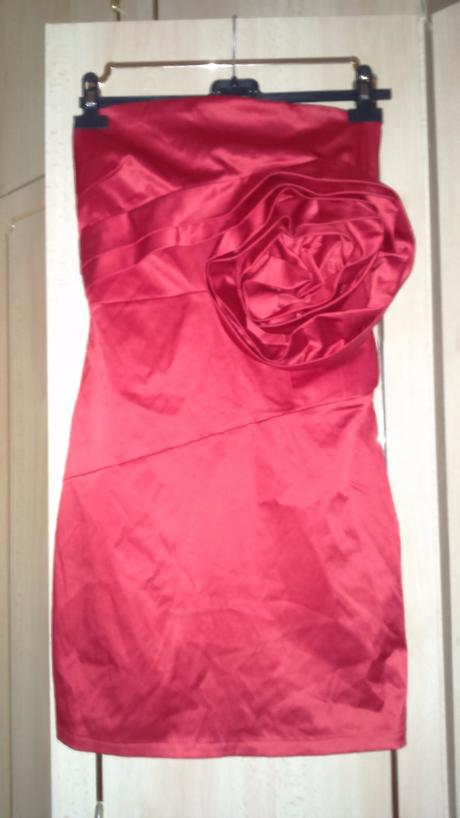 Čevené krátke saténové šaty., s