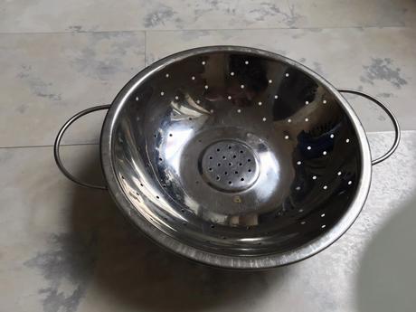 Antikorový cedník na podstavci, 