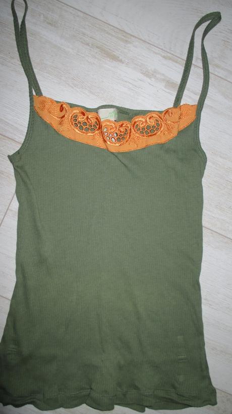 Zelený top s oranžovou čipkovou aplikáciou, s