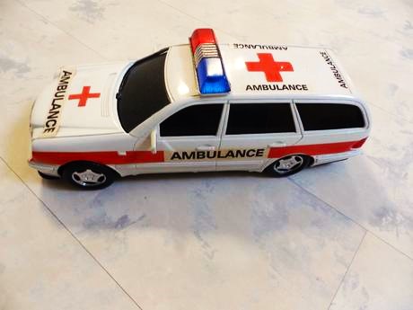 Staré velké auto ambulancia,