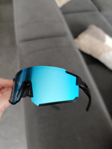 Športové slnečné okuliare azurovo- modré,