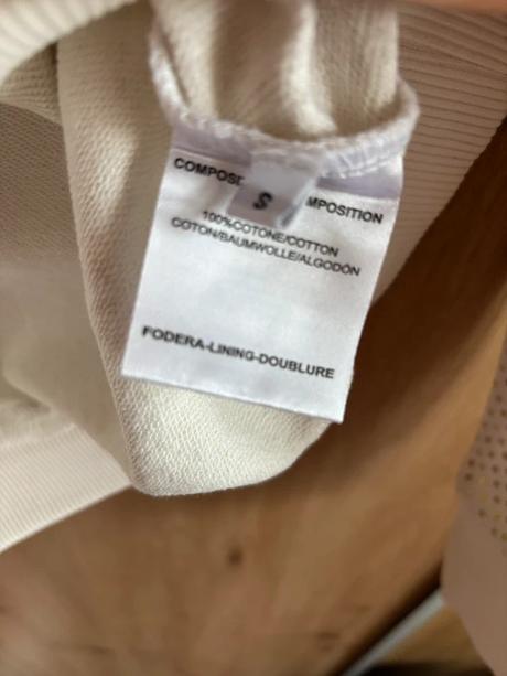 Mikina so zlatými bodkami, s