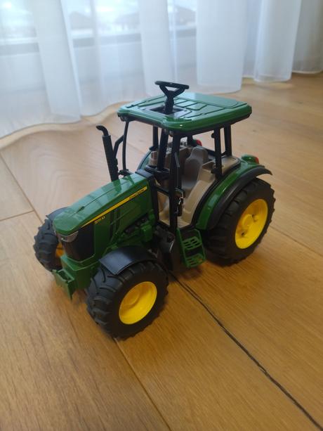 Bruder traktor s vlečkou, 