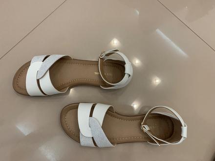 Diečenské sandále, 38