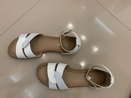 Diečenské sandále, 38