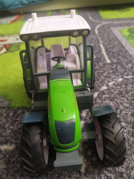 Zelený traktor,