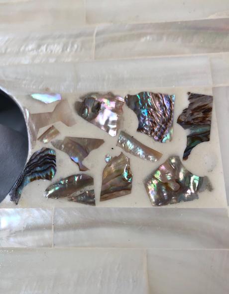 Box na servítky a váza z perlete, 