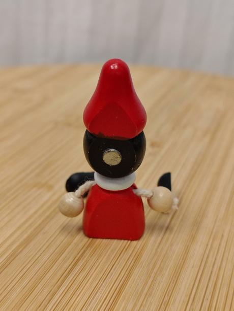 Drevený pinocchio roma, magnetka, ručne malovaná, 