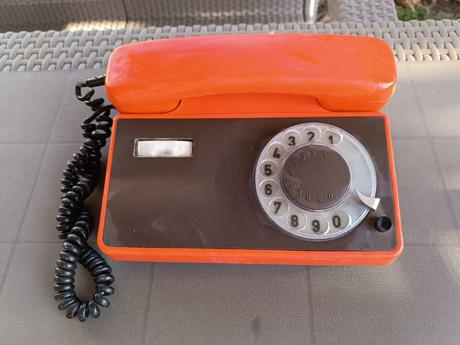 Retro telefón,