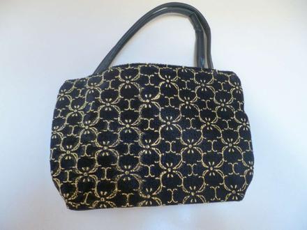 Kabelka so zlatým vzorom,