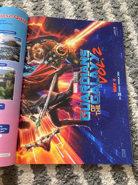 Mix anglických časopisov a mapa, 