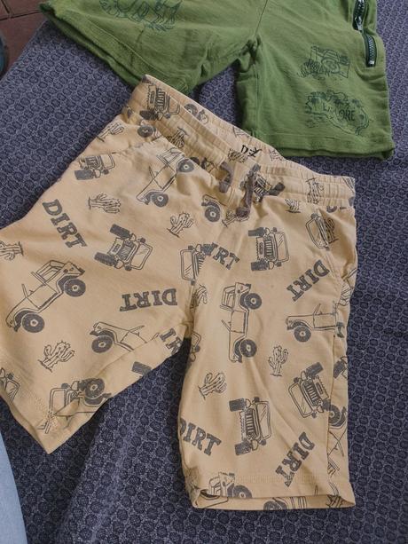 2x šortky po 1 eur ks 118, 128