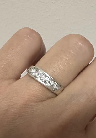 Strieborný prsteň s bielymi kamienkami, 