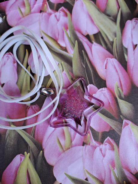 Náhrdelník na koženej šnúrke, 