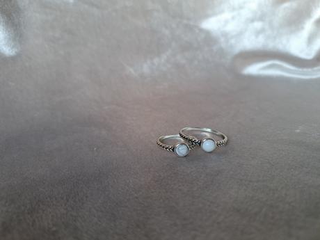 Strieborný prsteň s polodrahokamom,