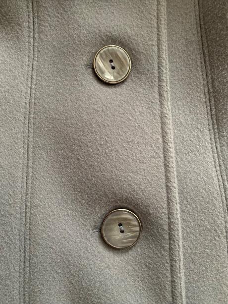 Fialový kabát s kapucňou a kožušinou, xs