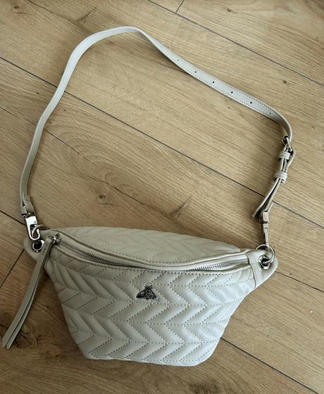 Krásna dámska kabelka medicine, medicine