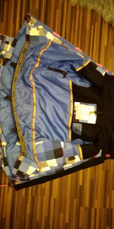 Vetrovka na zimné športy, ale aj na bežné nosenie, s