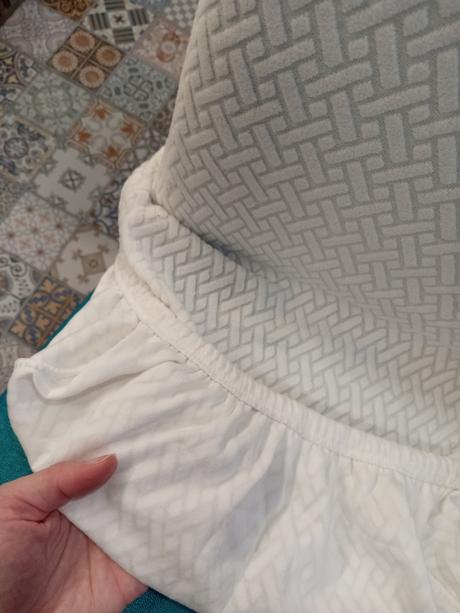 Nové biele návleky na stoličky, 