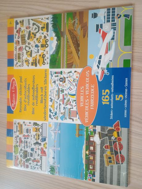 Kniha s novupouzitelnymi samolepkami zabalena, 