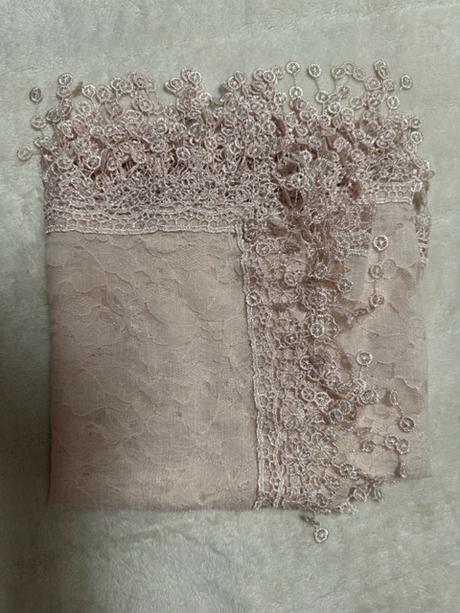 Bledoružový tenký šál so strapcami, 