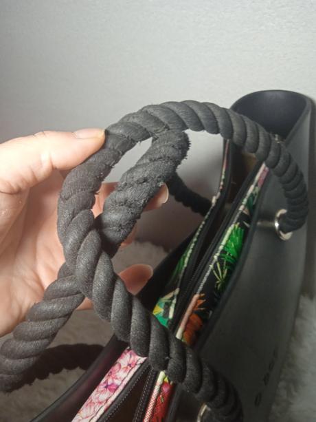 Kabelka s nápisom obag, 