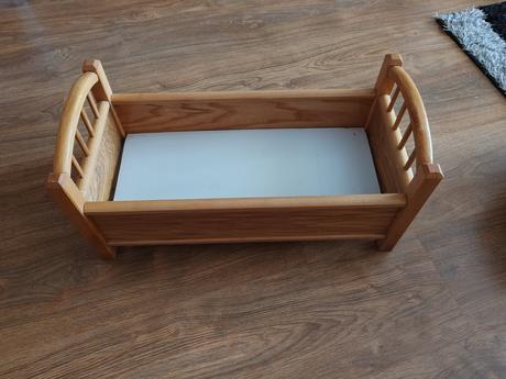 Postieľka pre bábiky, 