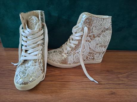 Tenisky na skrytom opätku, 37