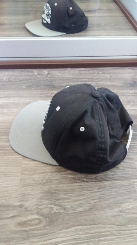 Predám šiltovku s rovným šiltom , m