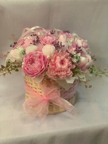 Veľká mydlova kytica v pletenom priborniku, 