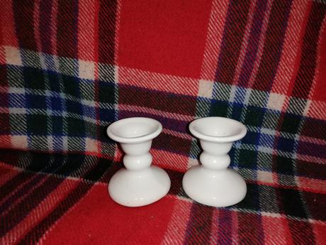 Biele keramické svietniky, 