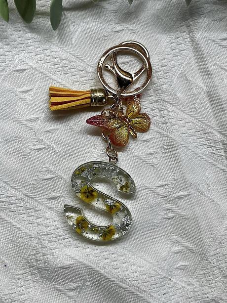 Ručne vyrobené živicové kľúčenky, 