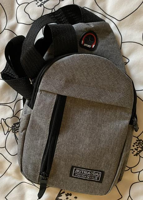 Športová taška s otvorom na kábel pre slúchadlá,