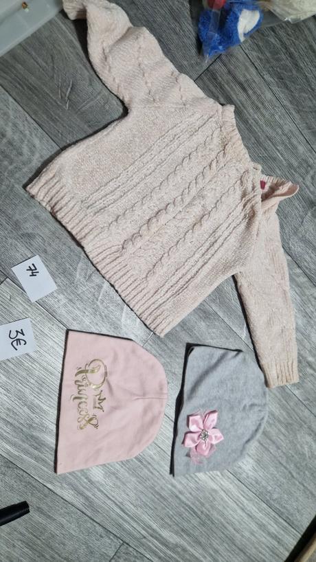 Svetrík + čiapky 6-9m, ergee,74