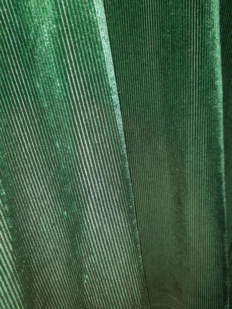 Smaragdové šaty, gate,m