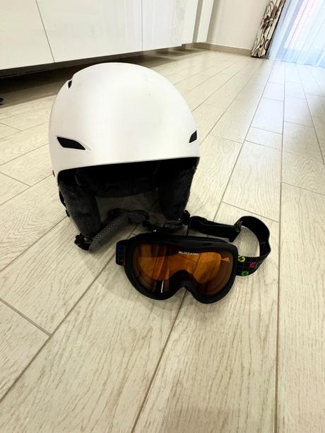 Detská lyziarská prilba a lyziarske okuliare, 