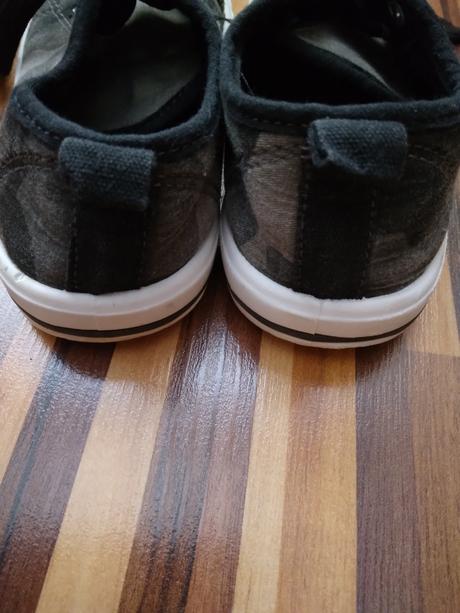 Maskáčové tenisky, 28