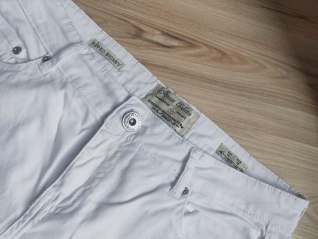 Biele roztrhané rifle, l