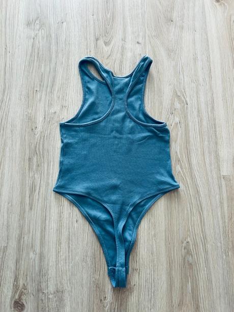 Skvelé vrúbkované body značky weekday, m