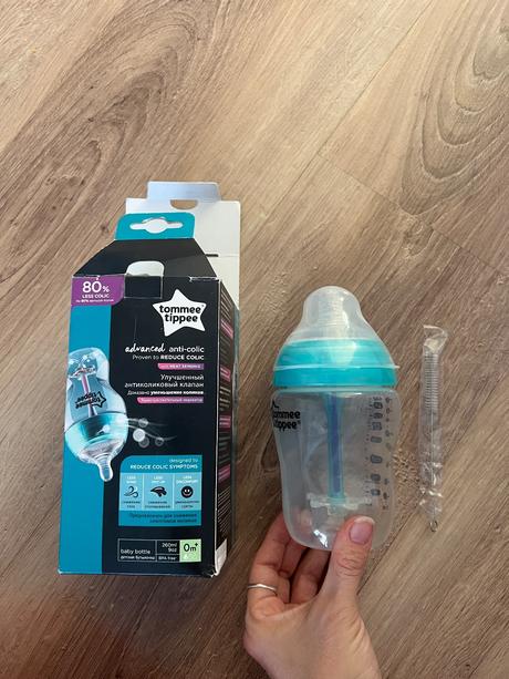 Podbradníky, fľaša, misky, príbor, 