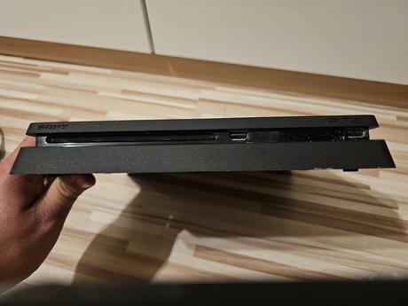 Predám konzolu ps4 a televízorom thomson 32hd5506, 